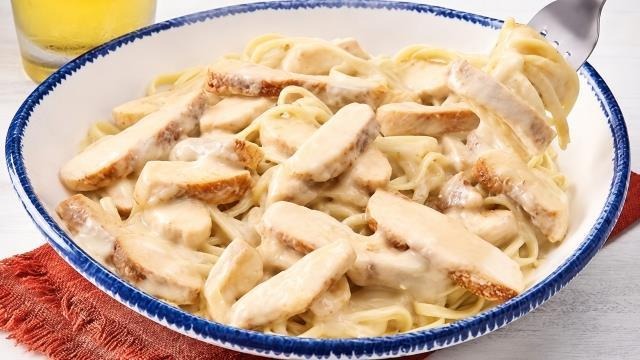 Classic Chicken Linguini Alfredo (full portion)